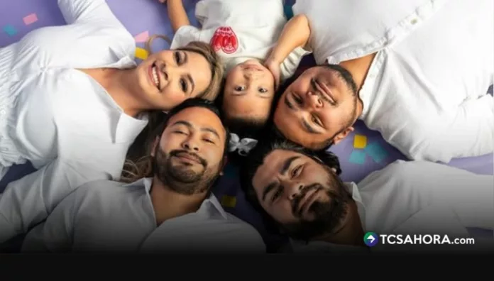 Liz Pleitez recuerda a sus padres con una sesión de fotos familiar La conductora de Prendi2 compartió una sesión fotográfica familiar junto a sus tres hermanos y su hija Daniela, donde recordó a sus padres fallecidos y explicó por qué estas imágenes tienen un significado especial.