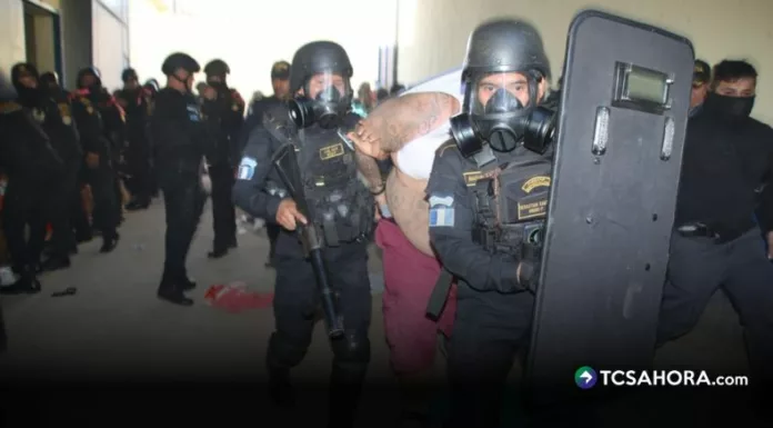 Guatemala permanece bajo estado de sitio tras el repunte de violencia atribuida a pandillas, que dejó nueve agentes policiales fallecidos.