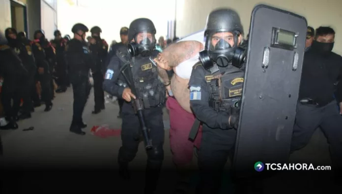 Guatemala declara estado de sitio por escalada de violencia de pandillas Guatemala permanece bajo estado de sitio tras el repunte de violencia atribuida a pandillas, que dejó nueve agentes policiales fallecidos.