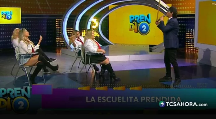 Liz Pleitez, Víctor Emmanuelle y Mafer Salinas arrancaron un sketch escolar junto al maestro Oviedo, vestidos como alumnos de la telenovela “Rebelde”.