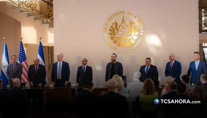 Presidente Bukele encabeza el Primer Desayuno Nacional de Oración por El Salvador El Primer Desayuno Nacional de Oración por El Salvador reunió al presidente Nayib Bukele, autoridades, líderes religiosos y funcionarios internacionales.