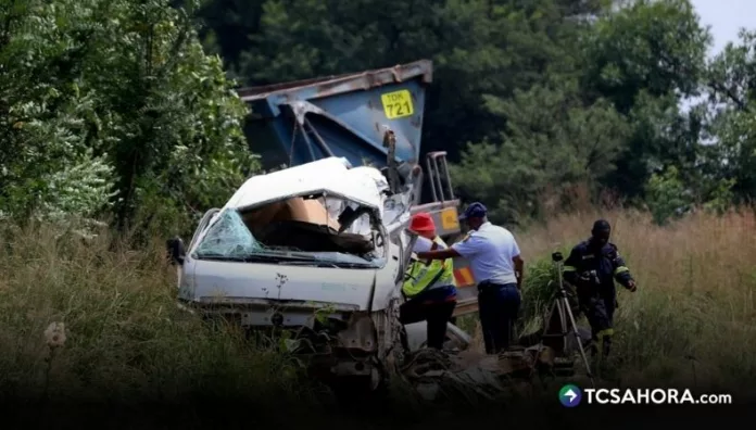 Al menos 14 fallecidos en accidente vial en Sudáfrica Al menos 14 estudiantes fallecieron tras un accidente entre un minibús escolar y un camión en el sur de Johannesburgo, al norte de Sudáfrica.