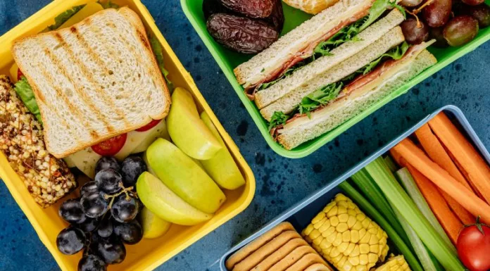 Especialistas advierten que no todos los recipientes son adecuados para conservar la comida en buen estado dentro de la lonchera.