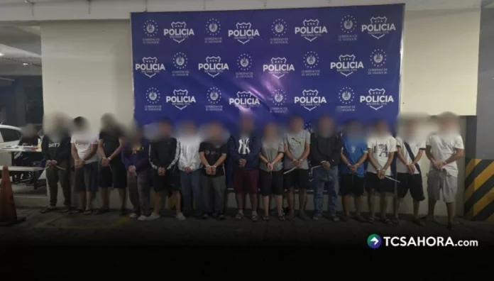 Capturan a pandilleros vinculados a La Raza La FGR informó sobre la captura de varias personas señaladas de integrar la estructura denominada La Raza, con presencia en diferentes puntos del país.