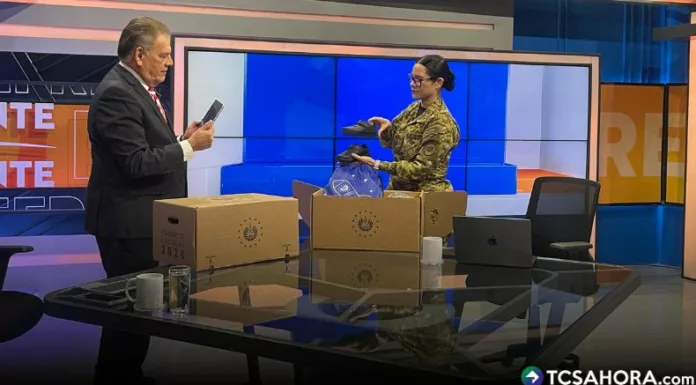 El paquete escolar incluirá todos los elementos necesarios, un par de zapatos, dos uniformes y un dispositivo electrónico.