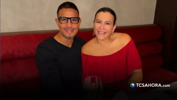 Esposos calderón se convierten en ¡Ana Bárbara y Espinoza Paz! Billy Calderón y su esposa Paty recrearon la canción de Ana Bárbara y Espinoza Paz, vestidos como los intérpretes y cantando a todo pulmón en un espacio al aire libre.