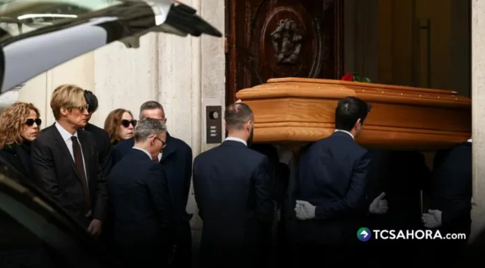 Actrices, editores y diseñadores llegaron de luto a la Basílica de Santa María de los Ángeles y los Mártires para despedir a Valentino Garavani.