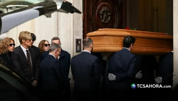 El último adiós al ícono de la moda Valentino Actrices, editores y diseñadores llegaron de luto a la Basílica de Santa María de los Ángeles y los Mártires para despedir a Valentino Garavani.