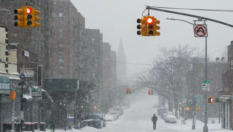 Estado de emergencia en Nueva York por tormenta de nieve y frío