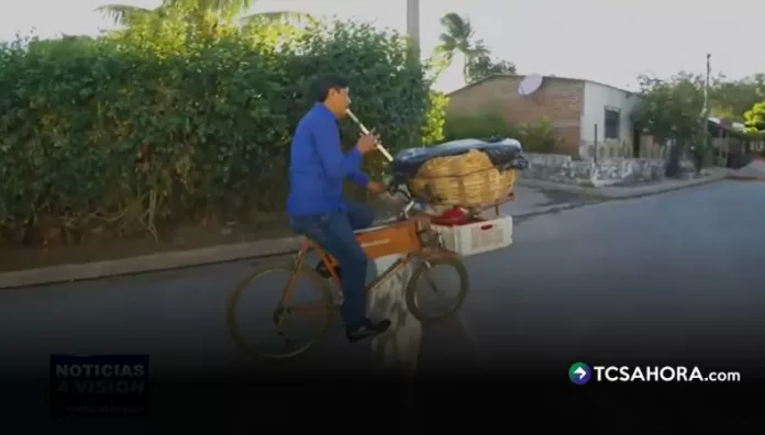 El panadero de la flauta que alegra las mañanas en El Porvenir El distrito de El Porvenir, en Santa Ana Oeste, despierta con el sonido de la flauta que acompaña al panadero en su recorrido.