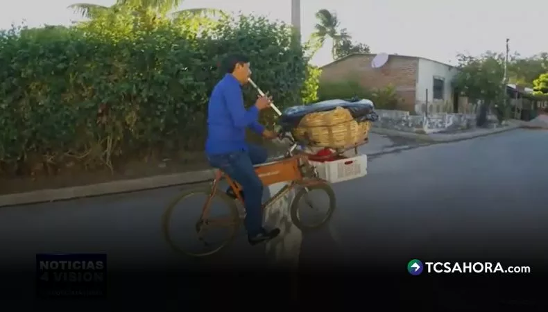 El panadero de la flauta que alegra las mañanas en El Porvenir