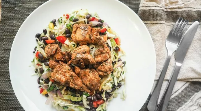 La pirámide alimentaria propone priorizar el consumo de proteínas y grasas saludables, sin dejar a un lado las frutas y granos integrales.