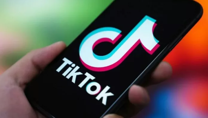 TikTok vende mayoría de sus operaciones a inversores no chinos TikTok vendió el jueves la mayoría de sus operaciones en Estados Unidos con el objetivo de mantener su continuidad.