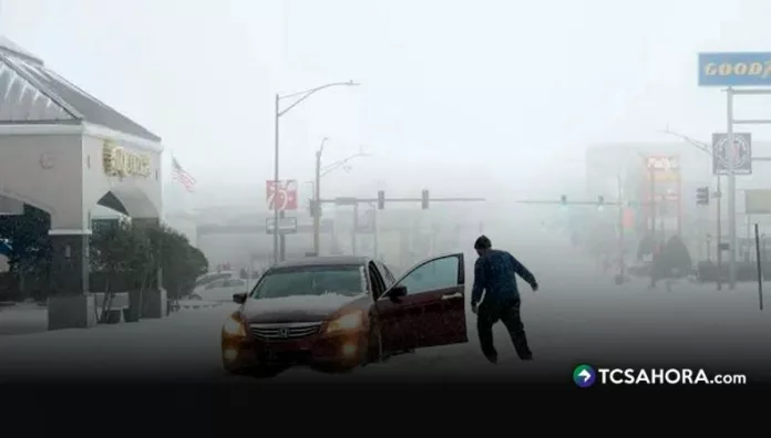 Potente tormenta invernal paraliza gran parte de Estados Unidos Una potente tormenta invernal se extiende por más de 3,000 kilómetros, dejando nieve, hielo y afectando transporte, vuelos y servicios en gran parte de Estados Unidos.
