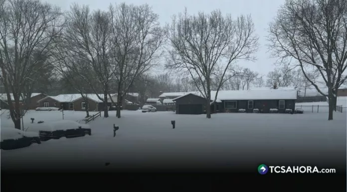 Una intensa tormenta invernal mantiene en aumento los cortes de energía y las cancelaciones de vuelos en Estados Unidos.