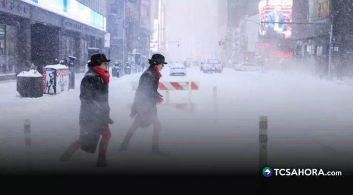 Una severa tormenta invernal dejó al menos una decena de muertos y causó graves afectaciones en varias regiones de Estados Unidos.