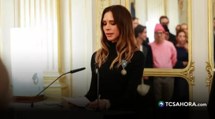 La diseñadora fue honrada por el gobierno francés y se dejó ver con David, Romeo, Cruz y Harper en medio del conflicto familiar que mantiene con su primogénito.