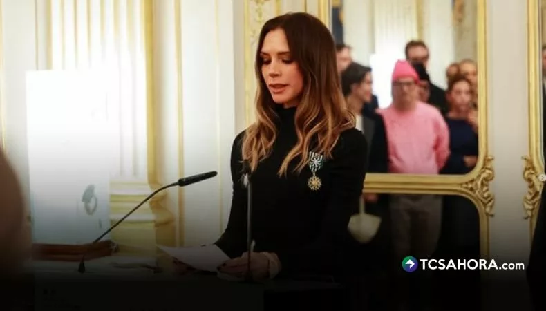 Victoria Beckham recibe condecoración en París y reaparece junto a su familia