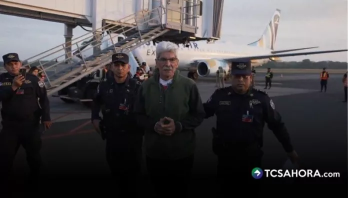 Estados Unidos entrega a Norman Quijano a El Salvador La Fiscalía General de la República informó que Estados Unidos entregó a Norman Quijano para que enfrente la justicia en El Salvador.