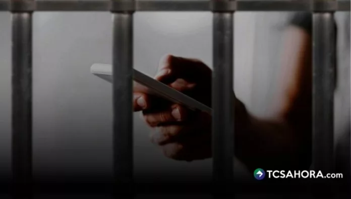 Colombia bloquea señales en prisión tras denuncias de El Salvador Autoridades de Colombia ordenaron bloquear la señal de celulares en la cárcel Cómbita, tras denuncias de El Salvador sobre llamadas de estafa desde allí.