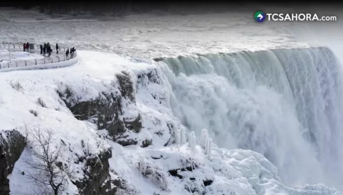 Vórtice polar congela parcialmente las Cataratas del Niágara El vórtice polar afecta a gran parte de Canadá causando temperaturas extremas y las Cataratas del Niágara quedaron parcialmente congeladas.