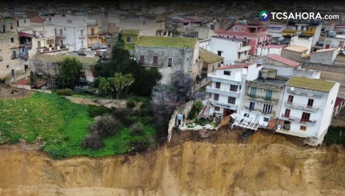 Más de 1,500 evacuados por deslizamiento de tierra en Sicilia, Italia Las fuertes tormentas registradas en los últimos días provocaron un deslizamiento de tierra en la ciudad de Niscemi en Sicilia.