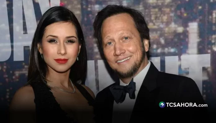 Rob Schneider y Patricia Azarcoya se divorcian tras 15 años de matrimonio La actriz mexicana presentó la demanda en diciembre de 2025. El proceso incluye medidas de confidencialidad y un programa obligatorio por sus dos hijas menores.