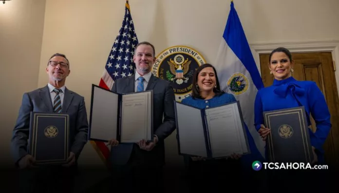 Acuerdo entre El Salvador y EE. UU. elimina el 10% de aranceles a exportaciones El Salvador es el primer país del hemisferio que firma un histórico acuerdo de comercio recíproco con EE. UU. que elimina aranceles a exportaciones nacionales.