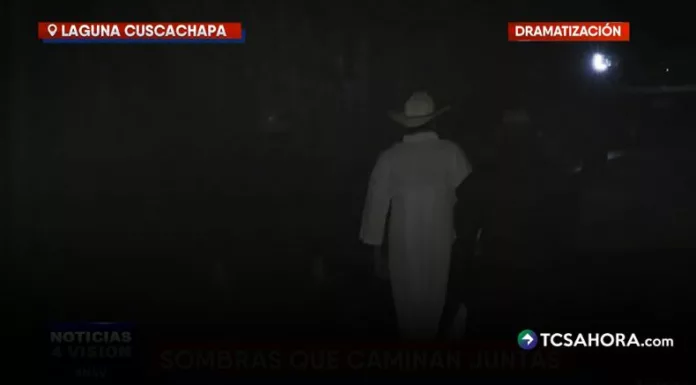 Aunque los pasos de “Los tres sombrerudos” parecen reales, al intentar acercarse se vuelven cada vez más pequeños hasta desaparecer entre sombras y reflejos.