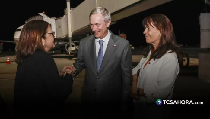 Presidente electo de Chile, José Antonio Kast, llega a El Salvador En la recta final antes de asumir la presidencia, José Antonio Kast llegó anoche a El Salvador para cerrar su gira por Centroamérica y fortalecer vínculos regionales.