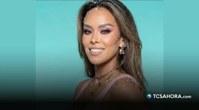 La presentadora protagoniza una sesión de fotografías en tonos rosa con moda y símbolos de fuerza, sumándose al trend visual que promueve seguridad personal y autoestima.