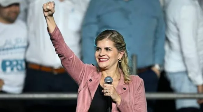 Con el 68.96% escrutado, Laura Fernández, politóloga de 39 años, tiene el 50.23% de votos válidos. Para ganar en primera vuelta basta el 40%