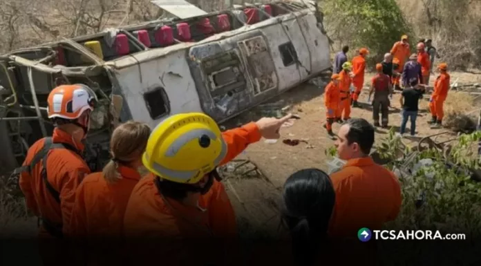 Al menos 15 personas murieron, incluidos tres niños, tras volcar un autobús de peregrinos en São José de Tapera, Alagoas, Brasil.