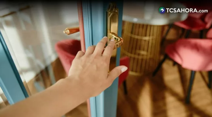 La electricidad estática se produce cuando existe un desequilibrio de cargas eléctricas en la superficie de un cuerpo.