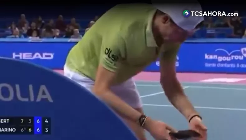 Vio su celular en pleno partido y luego quedó eliminado