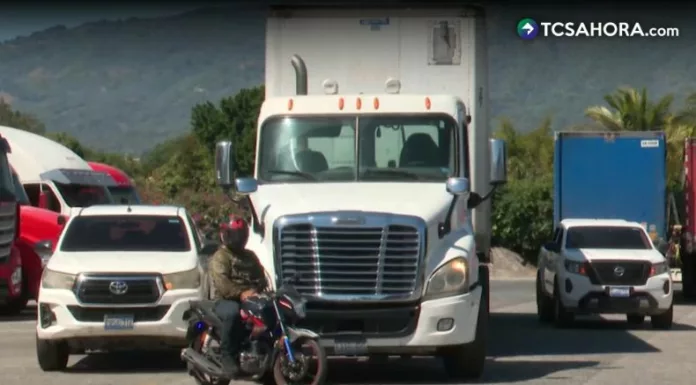 Los puntos ciegos son áreas alrededor de la rastra donde el conductor pierde la visibilidad debido al tamaño del vehículo pesado.