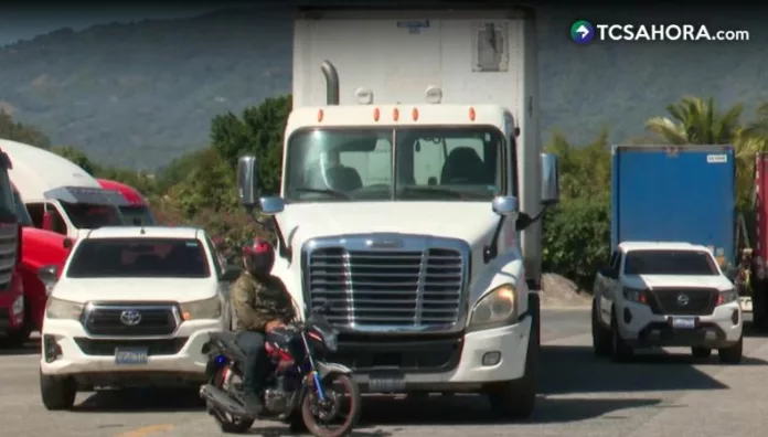 Los puntos ciegos son áreas alrededor de la rastra donde el conductor pierde la visibilidad debido al tamaño del vehículo pesado.