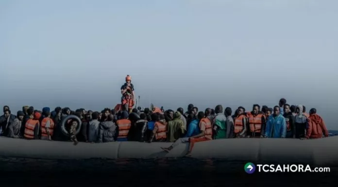 Una embarcación con 55 personas a bordo naufragó, dejando a 53 migrantes desaparecidos frente a las costas de Libia.