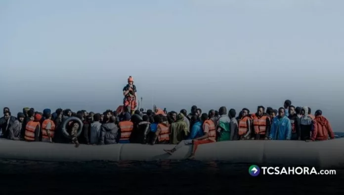 Una embarcación con 55 personas a bordo naufragó, dejando a 53 migrantes desaparecidos frente a las costas de Libia.