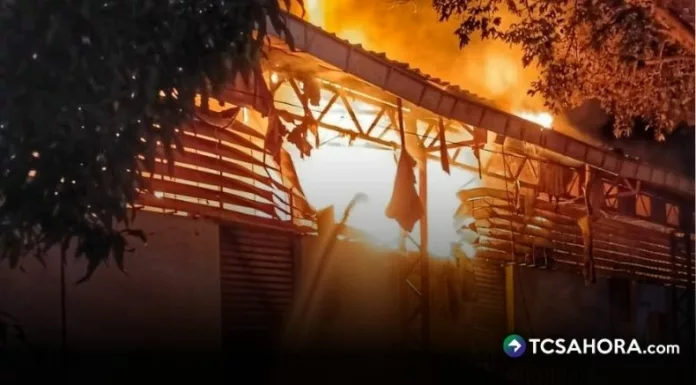 Al menos siete puestos de ventas resultaron afectados por un incendio registrado esta noche en la Mega Plaza Sonsonate.