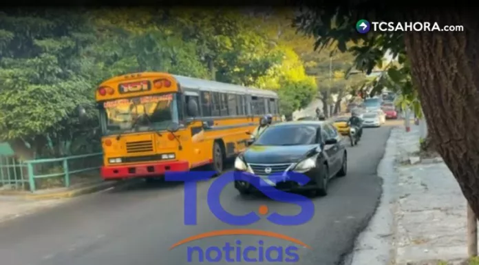 Un peatón falleció esta mañana al ser atropellado por un autobús en la 3.ª calle Poniente con la 11.ª avenida Norte, en el centro de San Salvador.