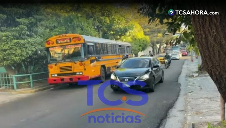 Peatón fallece tras ser atropellado por un autobús en el centro de San Salvador