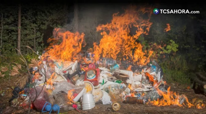 Especialistas advierten que quemar basura expone a las personas a sustancias tóxicas que pueden aumentar el riesgo de cáncer.