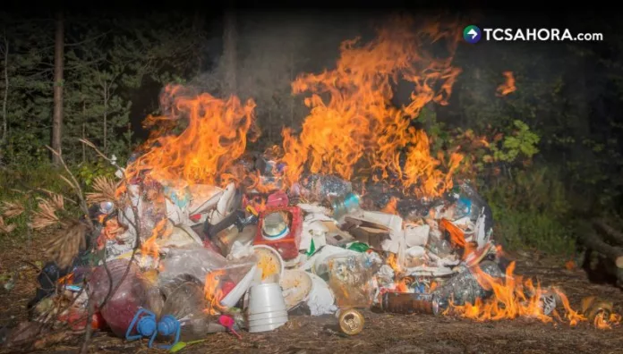 Especialistas advierten que quemar basura expone a las personas a sustancias tóxicas que pueden aumentar el riesgo de cáncer.
