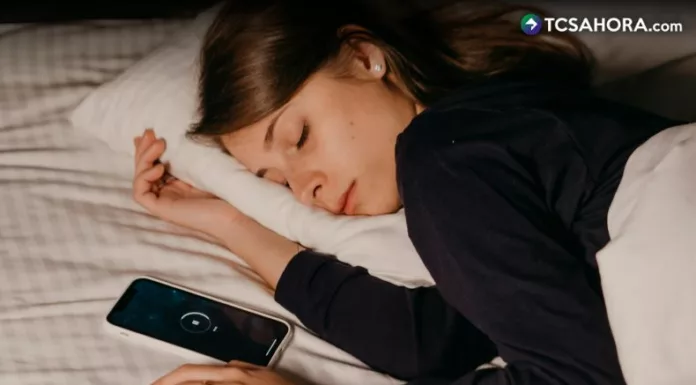¿Duermes con el celular bajo la almohada? Aunque parezca inofensivo, esta práctica puede afectar tanto el descanso como al teléfono.
