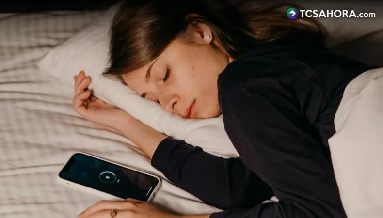 Si duermes con el celular bajo la almohada ¡esto es lo que debes saber!