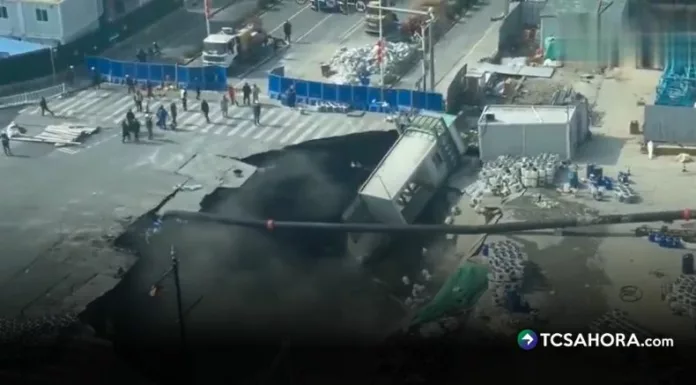 Un hundimiento repentino abrió un enorme socavón en una calle de China, donde se desarrollan trabajos de ampliación del metro.