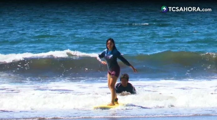La playa San Blas se ha convertido en uno de los puntos favoritos para quienes quieren aprender surf desde cero.