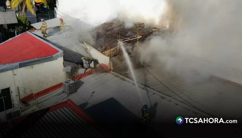 Incendio consume bodega en el centro de San Salvador