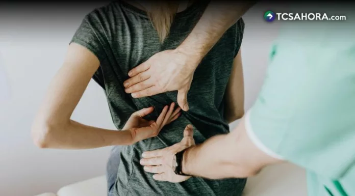 Pasar horas sentado, usar mal el celular o cargar peso sin técnica puede provocar dolor en la pate baja de la espalda.